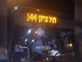 رشق حافلة إسرائيلية بالحجارة دون إصابات