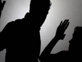 فنان لبناني يعنف زوجته أمام الناس!