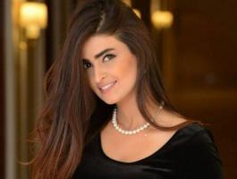 بالفيديو : شاهدوا ماذا فعل معجب سعودي عندما اقترب من الاعلامية علا الفارس