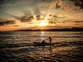 حركة الأمواج في ميناء غزة.