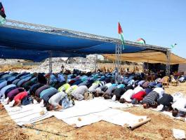 أهالي مخيم قلنديا يُقيمون صلاة الجمعة فوق أنقاض منازلهم المهدمة