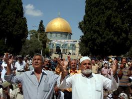 238 مواطناً من غزة يتوجّهون لأداء صلاة الجمعة بالأقصى