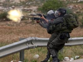 الاحتلال يطلق النار صوب شبان اقتربوا من مستوطنة 
