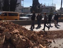 بالصور: نشطاء يغلقون شارع رام الله القدس 