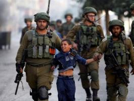 الاحتلال يعتقل طفل.jpg