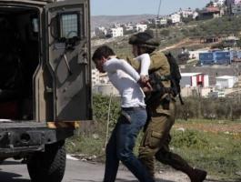 الاحتلال يداهم منزل شاب بالخليل ويعتقله