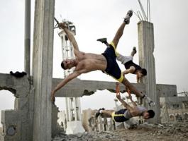 فلسطينيون يمارسون رياضة 