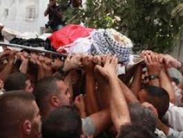 استشهاد طفل فلسطيني نتيجة حصار مخيم اليرموك.jpg