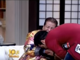 بالفيديو : مغني مصري يقتحم الاستوديو ويعتذر لشعبان عبدالرحيم على الهواء!