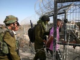 قوات الاحتلال تعتقل شاب على حاجز عسكري غربي جنين