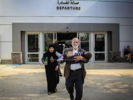 بالصور: فتح معبر رفح ومغادرة حافلتين في اليوم الثاني من عمله استثنائياً