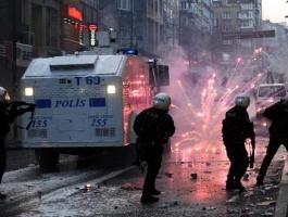 عناصر شرطة مكافحة الشغب التركية يطلقون القنابل المسيلة للدموع باتجاه المتظاهرين في اسطنبول