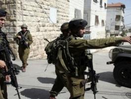 الاحتلال يقتحم مقر هيئة الجدار في الخليل