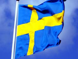 Swedish_flag_with_blue_sky_behind_ausschnitt