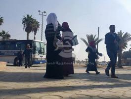 بالصور: مغادرة الحافلة الأولى في أول أيام فتح معبر رفح استثنائياً