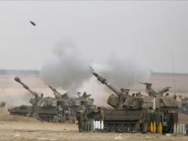 مسلحون يستهدفون جراراً عسكرياً إسرائيلياً على حدود غزة والمدفعية ترد