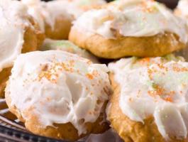 pumpkin-cookies-with-cream-cheese-frosting-980x490