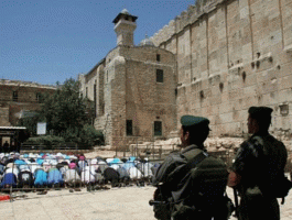 قوات-الاحتلال-اثناء-اغلاقها-لساحات-الحرم-الإبراهيمي