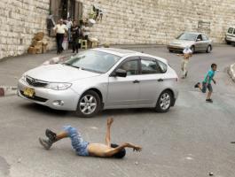 مستوطن يدهس فلسطيني وزوجته على مدخل قلقيلية