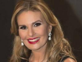 يسرا ترقص بصحبة عمال مطعم!