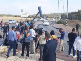 الاحتلال يطارد الصحفيين أثناء تواجدهم على معبر جبارة لتغطية لحظة الإفراج عن التميمي