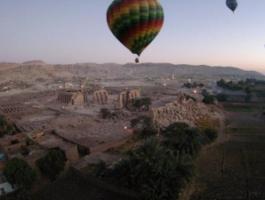 مقتل سائح وإصابة 12 آخرين بتحطم منطاد في مصر
