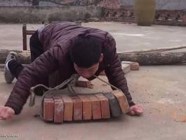  شاب صيني يساعد عائلته بعمل شاق ..رغم حالته الصحية الصعبة