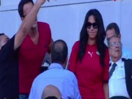 بالصور : موقف رومانسي بين نجم مصري وزوجته في الملعب