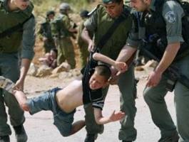 الاحتلال يعتدي على طفلين أثناء اعتقالهما.jpg