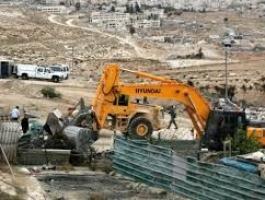 الاحتلال يخطر بوقف البناء في منزل بالخليل