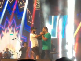 عمرو-دياب-يصفع-حارسه-png-79577382467562193.png