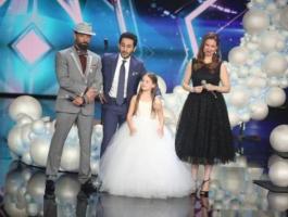 بالصور: أحمد حلمي يمشي على طاولة الحكام... والسبب!