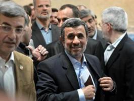 أحمدی نجاد يقدم طلباً للترشح للانتخابات الرئاسية بإیران.jpg