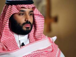 بالفيديو : شاهدوا ماذا فعل ولي ولي العهد السعودي مع مواطنين حاولوا تقبيل يده