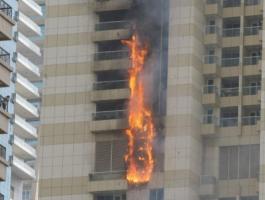 حريق بأحد أطول أبراج دبي وفرق الإطفاء تسيطر عليه.jpg