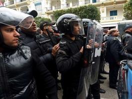 تونسيون يضرمون النار في مركز للشرطة
