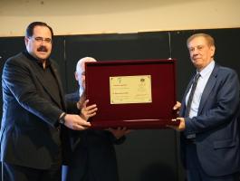 تكريم المعلمين الفائزين بجائزة الدكتور أحمد العبسي في رام الله