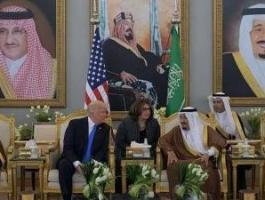..الملك سلمان يُعلم ترامب معنى هز فنجان القهوة العربية.jpg
