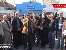 بالفيديو: موظفو السلطة المقطوعة رواتبهم يحتشدون أمام مقر الأمم المتحدة في غزّة