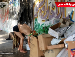 مُسن غزّي يصطف على قارعة الطريق دون طعام أو شراب بعد أن طُرد من منزله