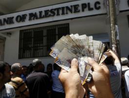 موعد ونسب صرف رواتب موظفي السلطة في غزّة والضفة