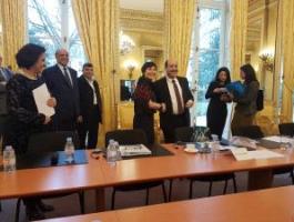 أبو زيد يبحث تعزيز التعاون مع وزير الخدمة المدنية في فرنسا.jpg