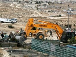 قوات الاحتلال تخطر بوقف العمل في بئر ومنزل جنوب الخليل