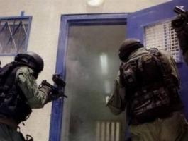 قوات قمع الاحتلال تقتحم أقساما في معتقل 