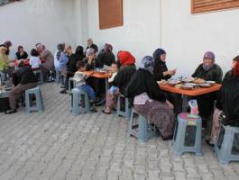 قرية تركية يُفطر سكانها على مائدة إفطار واحدة منذ 15 عام