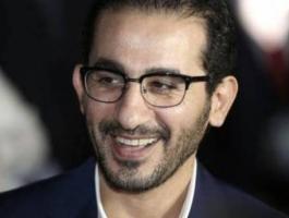 بالفيديو :  أحمد حلمي يخرج عن المألوف ويرقص على المسرح!