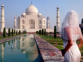 BRIDE-AT-TAJ-MAHAL-495171