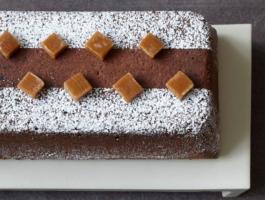 cake-au-chocolat-et-eclats-de-caramel-de-claire-heitzler_5453110-980x490