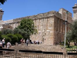 غرف حجرية مغلقة أمام مدخل الحرم الإبراهيمي