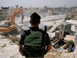 الاحتلال يخطر مواطن بهدم منزله في يطا بالخليل